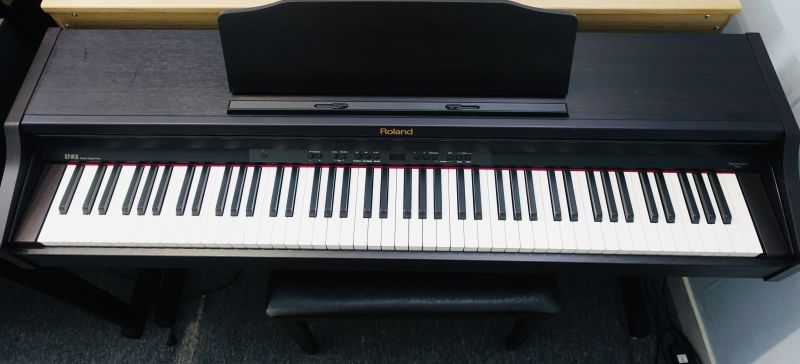  Piano Roland RP401R