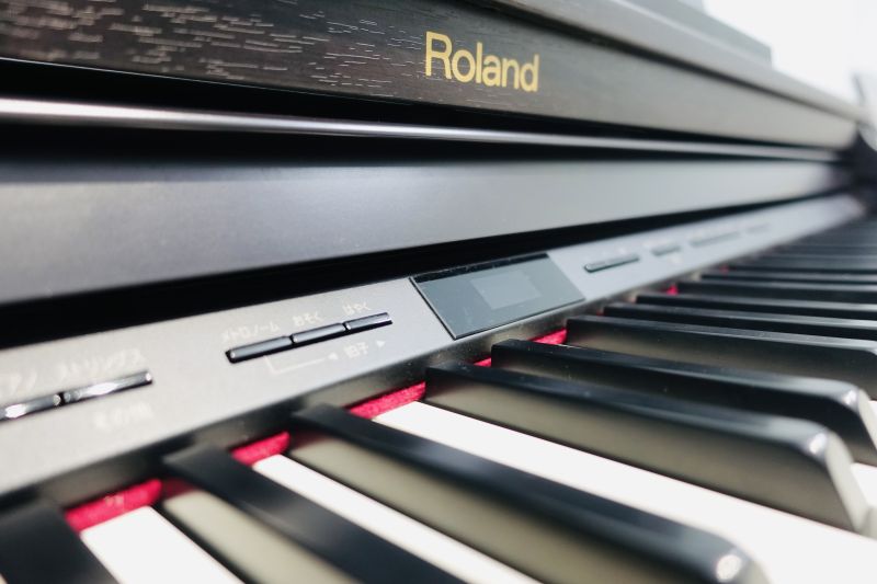  Piano Roland HP504