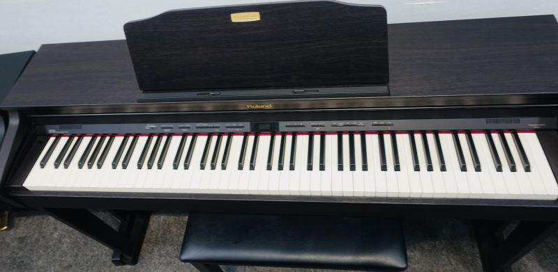  Piano Roland HP504