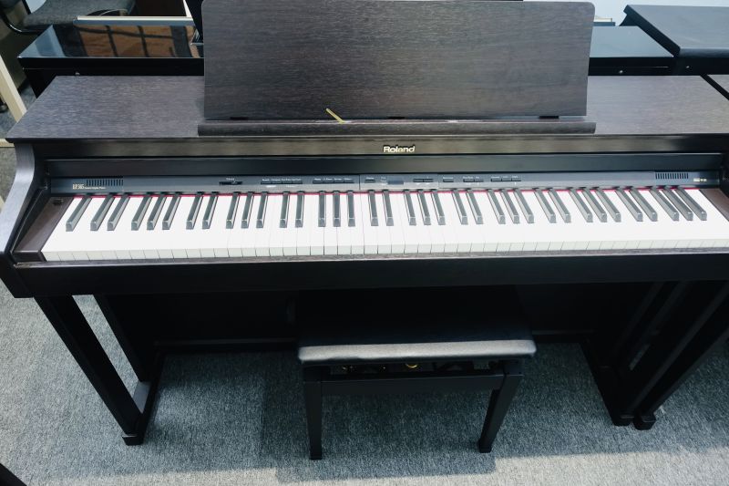 Piano Roland HP305